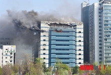 검게 치솟는 연기