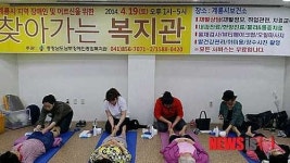발 맛사지로 자원봉사하는 학생들