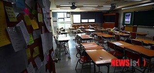 [세월호 참사]국화꽃 놓인 안산단원고 교실
