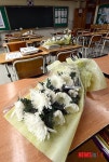 [세월호 참사]국화꽃 놓인 안산단원고 교실