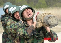 유격 훈련하는 육군 50사단 기동대대 장병들