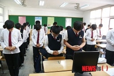 세월호 희생자 추모 묵념하는 여수구봉중