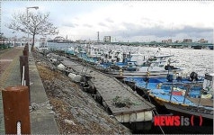속초시 청초호 소형 어선 접안 '수월'