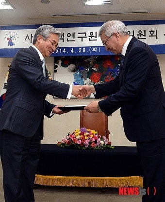 위촉장 받는 권오곤 사법정책연구원 위원장