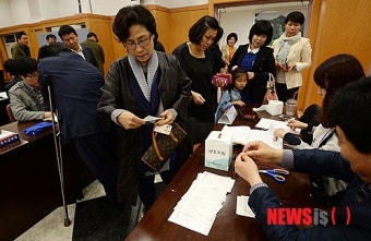 투표를 준비하는 새누리당 당원들