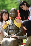수원평화비(평화의 소녀상) 닦는 여고생들