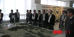 시설 둘러보는 회원들