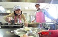 현대화스너위탁급식소 | 배식봉사하는 정몽준