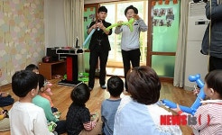 어린이들에게 풍선 아트 보여주는 이혜훈 경선후보