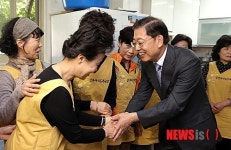 자원봉사자들과 인사하는 김황식 예비후보