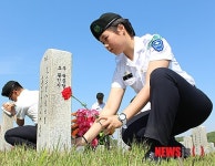 카네이션 헌화하고 묘비 닦는 충남대 학군단