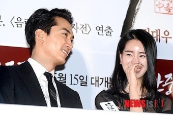미소 짓는 송승헌-임지연