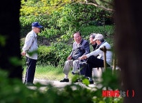 탑골공원에서 담소 나누는 어르신들