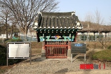 [100세 어머니에 색동옷 입고 애교 떠는 80세 아들]