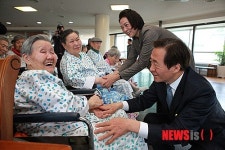 어르신들과 인사하는 정몽준 의원