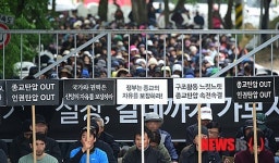 입구 막은 신도들