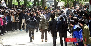 안성 금수원으로 들어가는 검찰 직원들