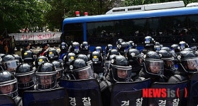 안성 금수원으로 들어가는 검찰 직원들