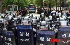 안성 금수원으로 들어가는 검찰 직원들
