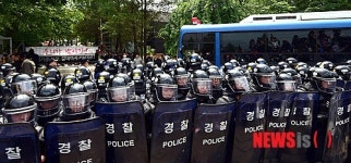 안성 금수원으로 들어가는 검찰 직원들