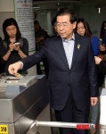 개찰구 통과하는 박원순 후보