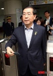 개찰구 통과하는 박원순 후보