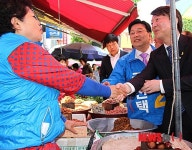 중앙시장 상인과 악수하는 안철수