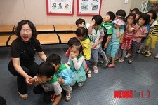 연기대피체험하는 어린이들