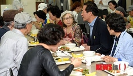 어르신들과 식사하는 정몽준