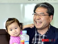 어린이 안은 이재정 경기도 교육감 후보