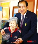 단양군, 100세 노인에게 장수 기념패 호응