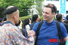 동·서양의 장벽을 허무는 축제 한마당