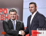 전직 권투 선수와 손 잡은 초콜릿 왕