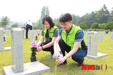 묘역정화활동 하는 직원들