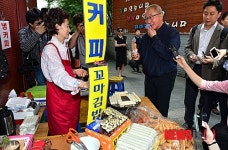 남대문 상인들과 대화 나누는 현오석 경제부총리