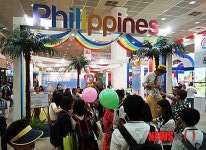 풍선아트 이벤트 보는 학생들