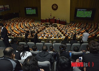 세월호 국조계획서 국회 통과 지켜보는 피해자 가족들