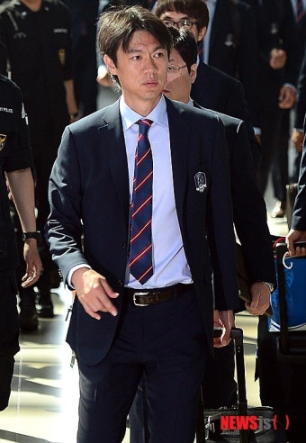 인천공항으로 들어서는 홍명보 감독