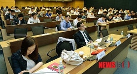 UN 조달시장 설명회에 관심 갖는 기업체 관계자들
