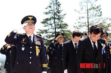 경찰청장, 59주년 현충일 경찰충혼탑 참배
