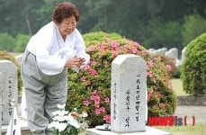 제주, 충혼묘지 찾은 유족