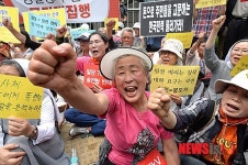 울부짖는 밀양 할머니들
