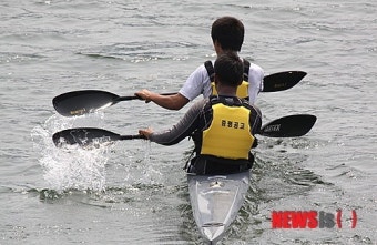 경기에 앞서 훈련중인 선수들