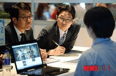해외 바이어와 상담하는 게임 산업 관계자들