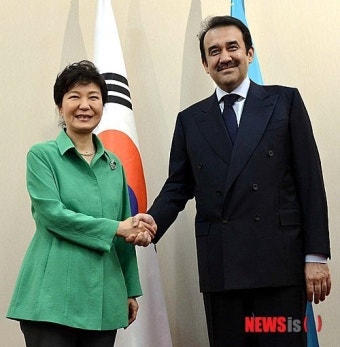 악수하는 박 대통령과 마시모프 총리