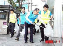 아침청소하는 염홍철 시장