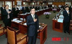국민의례 하는 전국 선관위 간부들