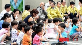 아이들과 화재대피훈련 받는 문창극 후보