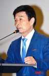 인사말하는 가수 남일해