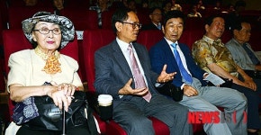 원로가수 남일해와 대화 나누는 이병훈 한국영상자료원장